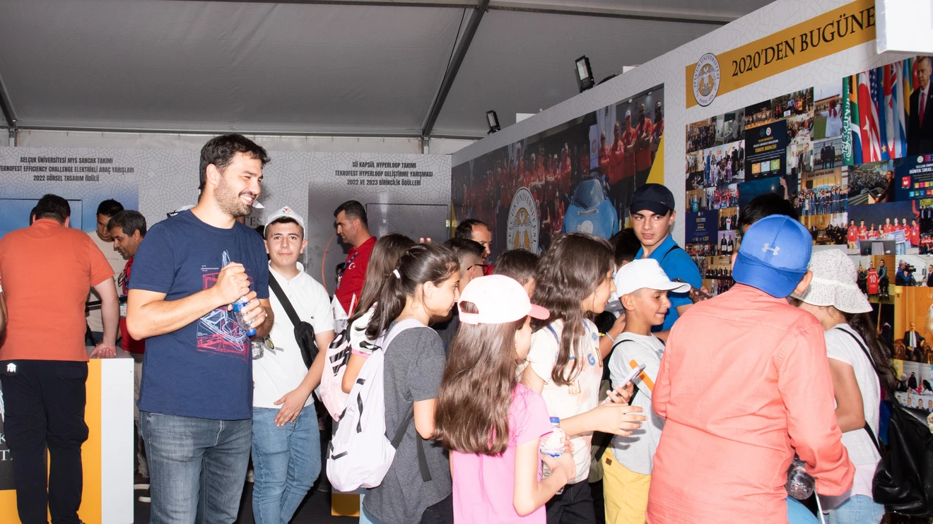 Selçuk Üniversitesinin TEKNOFEST standına yoğun ilgi